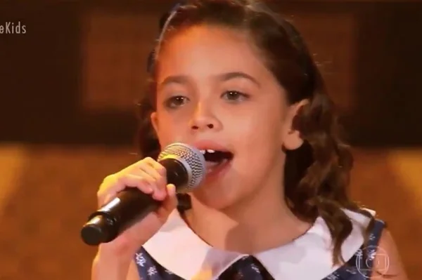 The Voice Kids: Simone e Simaria choram com menina de 9 anos