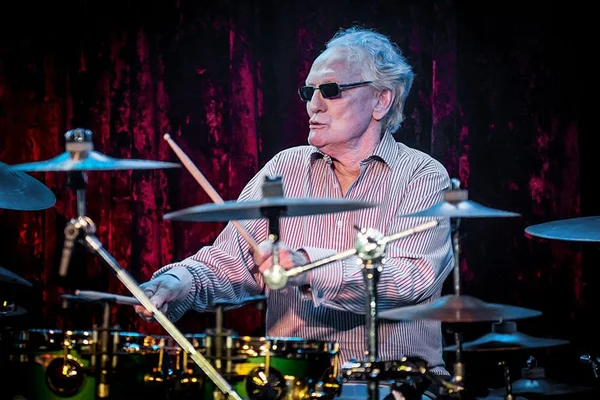 Ginger Baker, baterista e cofundador do Cream, morre aos 80 anos