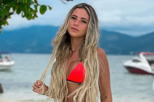 influenciadora na praia