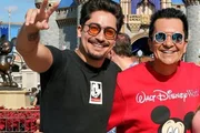 Brunno e Regis Danese posam juntos na Disney