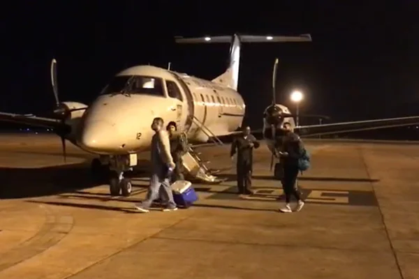 pessoas ao lado de avião