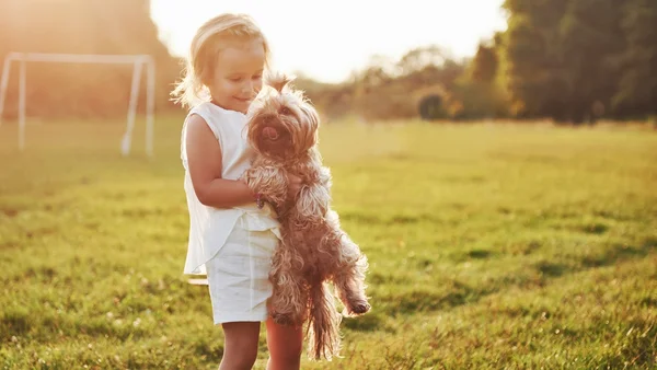 criança e cachorro