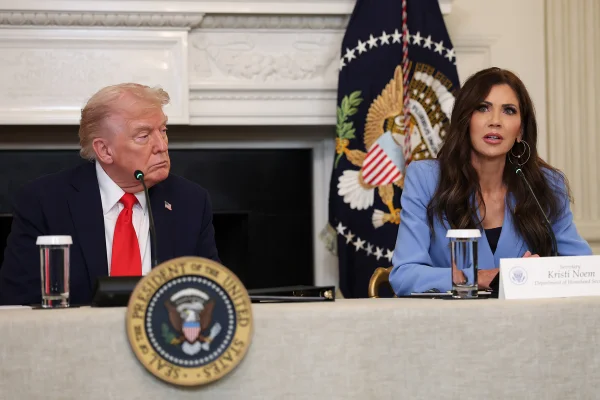 Donald Trump e Kristi Noem