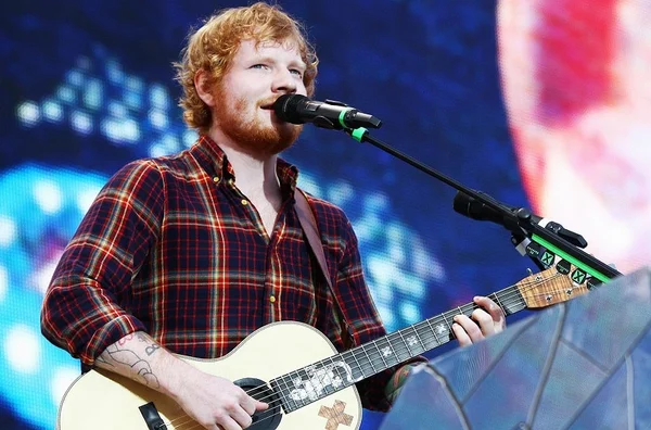 Ed Sheeran faz surpresa para fã que está internada há 8 meses