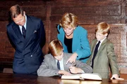 Príncipe William assina o livro de entrada em seu primeiro dia no Eton College Príncipe William assina o livro de entrada em seu primeiro dia no Eton College