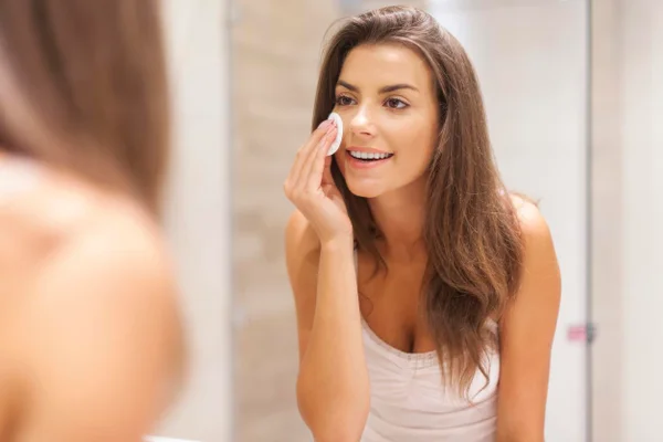 Entenda a diferença entre as águas micelar, dermatológica e termal
