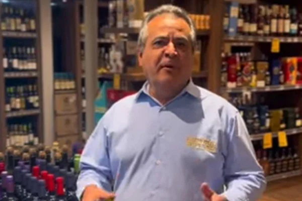 Adega vende vinhos a R$ 22 em Goiás