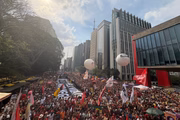 Após início, às 14h, ato ficou mais cheio e ocupou todas as faixas da Avenida Paulista