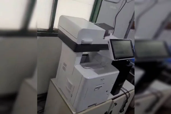Servidora leva choque em impressora, bate a cabeça e tem convulsão
