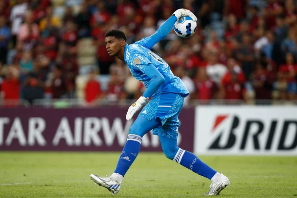 Flamengo acerta venda do goleiro Hugo Souza para o futebol japonês