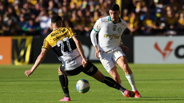O jogador Joaquín Piquerez, da SE Palmeiras, disputa bola com o jogdor do Criciúma EC, durante partida válida pela sétima rodada, do Campeonato Brasileiro, Série A, no Estádio Heriberto Hülse