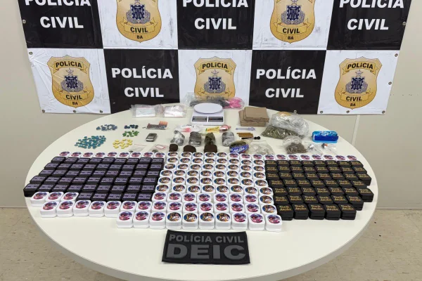 Imagem colorida de drogas apreendidas pela Polícia Cicil da Bahia - Metrópoles