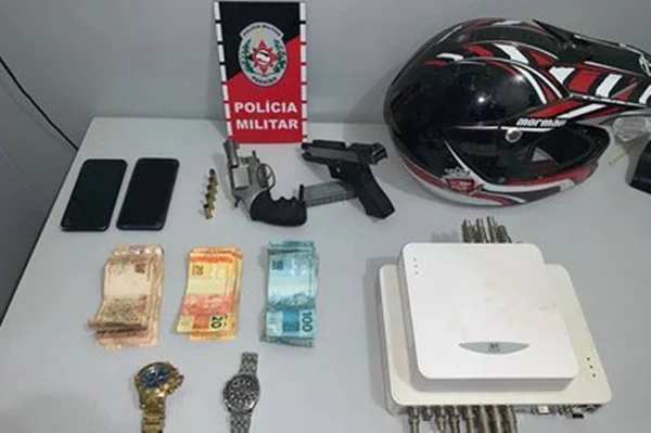 Material apreendido com suspeitos de assalto, em Santa Rita, na Paraíba