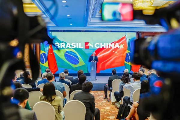 Imagem colorida do Presidente da República, Luiz Inácio Lula da Silva, durante coletiva de imprensa. Pequim - China.