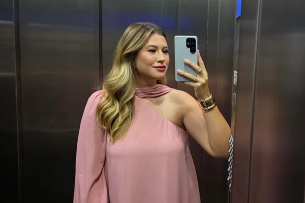 Imagem colorida de Nina Secrets posando para espelho - Metrópoles