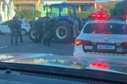 policiais abordaram condutor do trator e o prenderam em flagrante