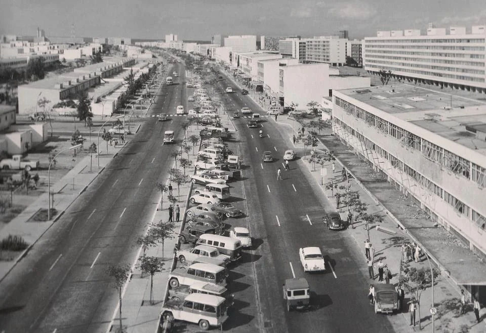 W3 Sul entre as décadas 1960 e 1970: “O ônibus para a Asa Sul parou no começo da W3, bloqueada. Desci por uma rua paralela, a W2, e, quando me aproximava do Cine Cultura, vi a Escola Parque e a praça Vinte e Um de Abril cercadas por viaturas policiais; a sirene de uma radiopatrulha me assustou, corri na direção da W1 e me encostei numa coluna de um bloco da 308, perto da Igrejinha.” (pág. 40) W3 Sul entre as décadas 1960 e 1970: “O ônibus para a Asa Sul parou no começo da W3, bloqueada. Desci por uma rua paralela, a W2, e, quando me aproximava do Cine Cultura, vi a Escola Parque e a praça Vinte e Um de Abril cercadas por viaturas policiais; a sirene de uma radiopatrulha me assustou, corri na direção da W1 e me encostei numa coluna de um bloco da 308, perto da Igrejinha.” (pág. 40)