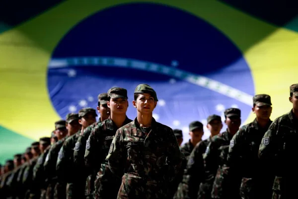 Primeiras mulheres soldados se formam e recebem boina verde-oliva