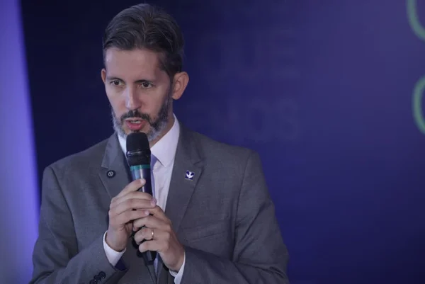 Grass diz que “respeita” decisão do PSB de lançar candidatura solo