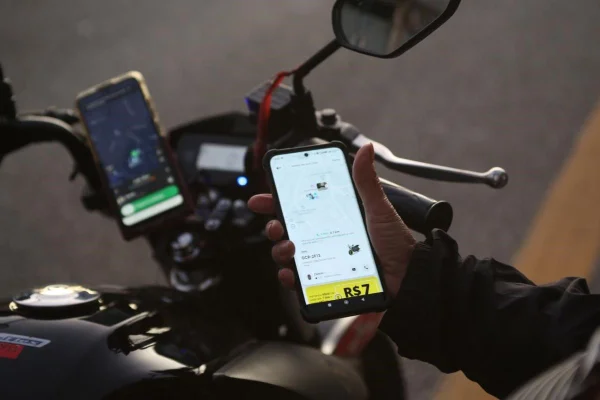 Uber e 99 suspendem serviço de corridas de moto em São Paulo