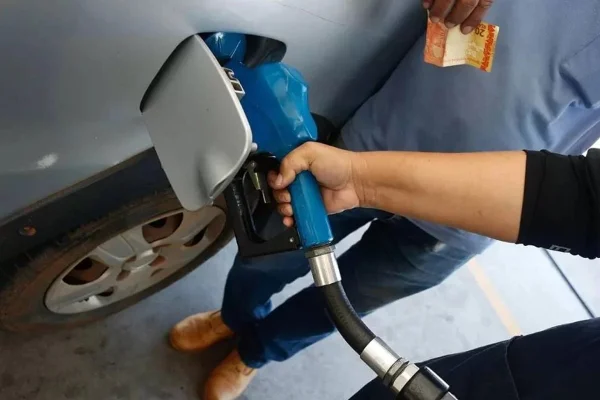Carro sendo abastecido - Metrópoles