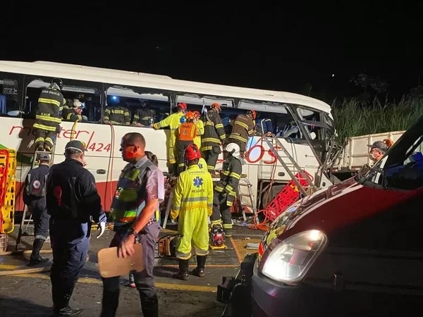 Acidente entre ônibus e caminhão deixa sete mortos e 34 feridos em SP