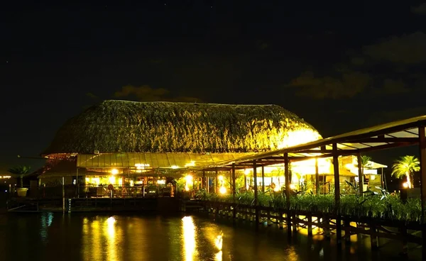 Empresário inaugura restaurante natural em oca no Lago Paranoá
