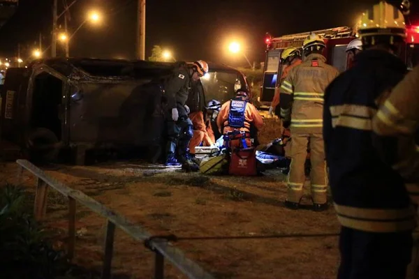 Motorista de 43 anos morre após capotagem em São Sebastião