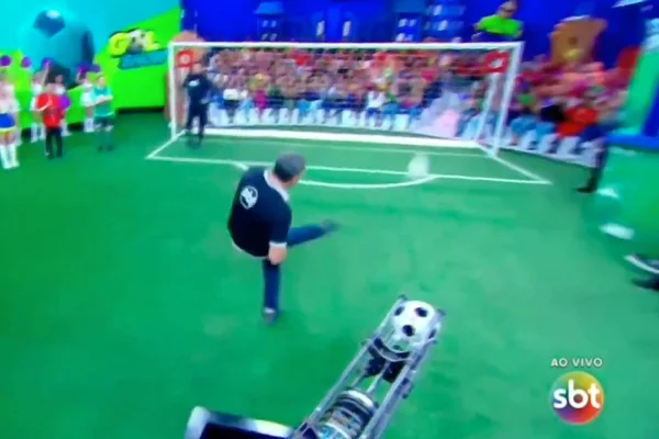 Funcionário do SBT acerta chute incrível no Gol Show e ganha R$ 100 mil de Ratinho