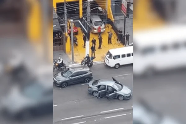 Imagem colorida de carros em uma avenida onde ladrões entraram em confronto com a PM - Metrópoles