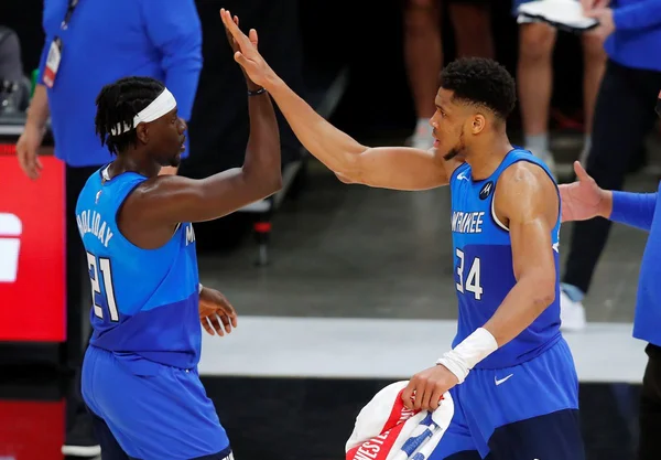 Bucks vencem os Hawks e lideram final da Conferência Leste