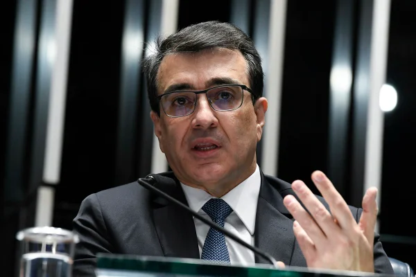 Carlos França, ministro das Relações Exteriores, em sessão no Senado. Ele discursa e faz gesto com a mão - Metrópoles