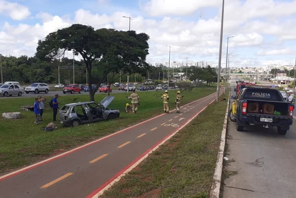 Carro capota na EPTG e motorista fica preso às ferragens