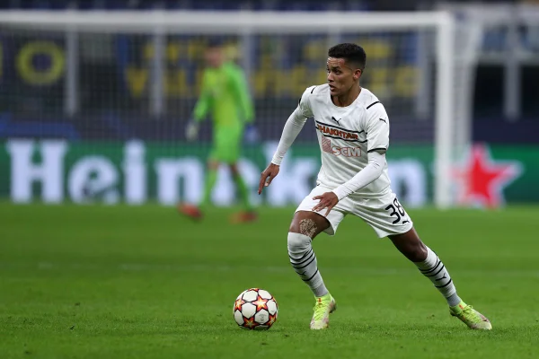 Ex-Corinthians, Pedrinho faz apelo da Ucrânia: “Precisamos sair daqui”