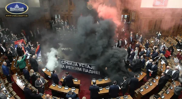 Imagem colorida de plenário sérvio após manifestação de parlamentares da oposição - Metrópoles