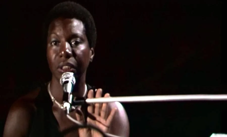 <strong>“What Happened, Miss Simone?” (2015)</strong>: Liz Garbus e Hal Tulchin dirigem este documentário com material de arquivo inédito da intérprete de “My Baby Just Cares for Me”. Nascida no Sul dos Estados Unidos, durante os anos de segregação racial, Eunice Kathleen Waymon estudou anos a fio para ser “a primeira pianista clássica da América”. O sonho foi atropelado pela realidade quando ela passou a se apresentar como cantora e musicista em casas noturnas sob o pseudônimo Nina Simone. Ela pagou preço caro por desafiar o status quo da época, incluindo um casamento abusivo com o ex-sargente da polícia Andy Stroud. <a href="https://www.youtube.com/watch?v=moOQXZxriKY&feature=youtu.be" target="_blank">Veja trailer</a> <strong>“What Happened, Miss Simone?” (2015)</strong>: Liz Garbus e Hal Tulchin dirigem este documentário com material de arquivo inédito da intérprete de “My Baby Just Cares for Me”. Nascida no Sul dos Estados Unidos, durante os anos de segregação racial, Eunice Kathleen Waymon estudou anos a fio para ser “a primeira pianista clássica da América”. O sonho foi atropelado pela realidade quando ela passou a se apresentar como cantora e musicista em casas noturnas sob o pseudônimo Nina Simone. Ela pagou preço caro por desafiar o status quo da época, incluindo um casamento abusivo com o ex-sargente da polícia Andy Stroud. <a href="https://www.youtube.com/watch?v=moOQXZxriKY&feature=youtu.be" target="_blank">Veja trailer</a>