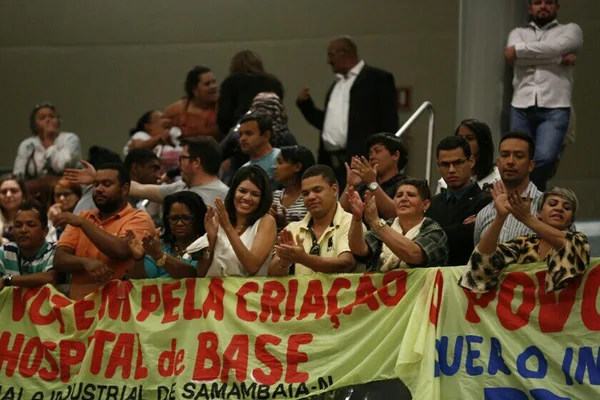 Comissionados presentes, deputado ausente por culpa do gesso