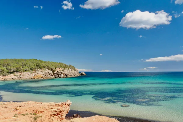 Cala Tarida, uma praia de águas cristalinas e tons turquesa localizada na costa oeste de Ibiza, na Espanha