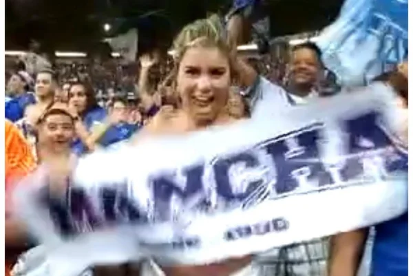 Torcedora do Cruzeiro vai à loucura e faz topless no Mineirão