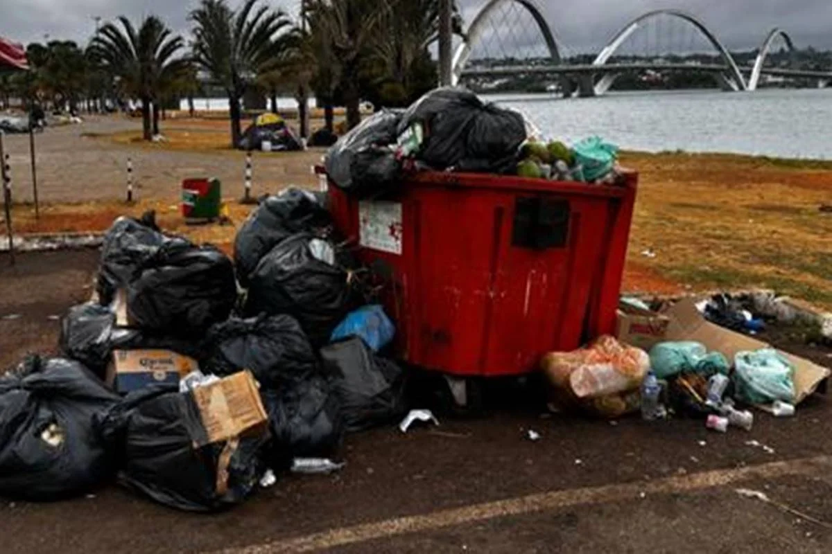 Lixo acumulado em lixeiras e contêiners Lixo acumulado em lixeiras e contêiners