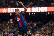 Raphinha comemora gol do Barcelona sobre o Racing