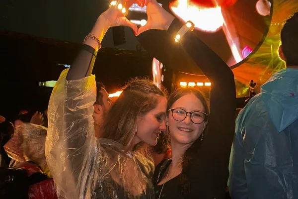 Anne Marie ao lado da mãe, a modelo Schynaider Moura