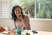 Consuma alimentos ricos em ômega 3, como sardinha, atum, salmão, chia, linhaça, castanhas, nozes e azeite de oliva. Eles contêm nutrientes que facilitam a memorização e evitam o esquecimento