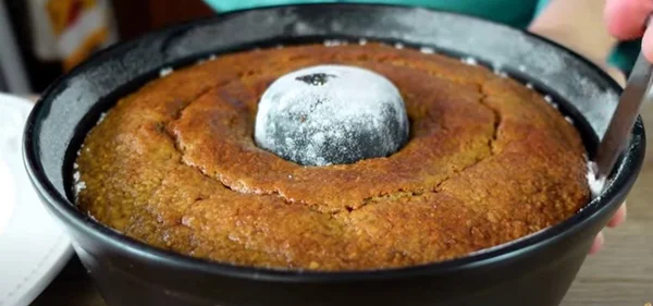 Foto colorida de um bolo de batata-doce na forma - Metrópoles
