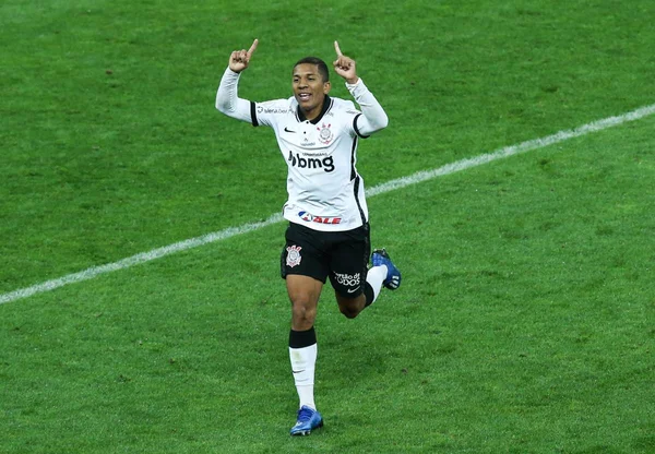 Surpresa na escalação, Davó marca e Corinthians derrota o Internacional
