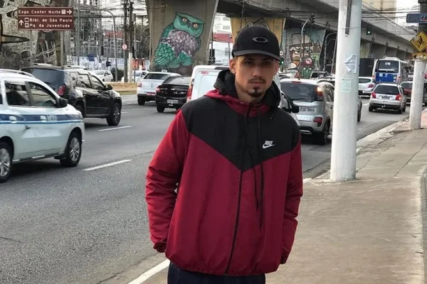 Mãe de motoboy inocentado que morreu na prisão: “Ficou lá até a morte”
