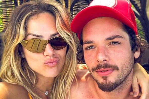 Irmão de Gio Ewbank aparece fumando e bate boca com seguidores