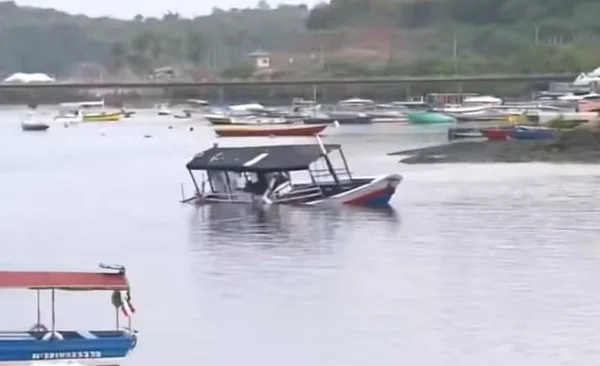 Imagem colorida de Barco naufraga na Bahia