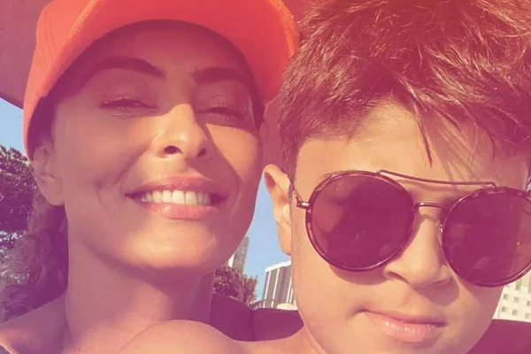 Juliana Paes curte dia de piscina com marido e os dois filhos