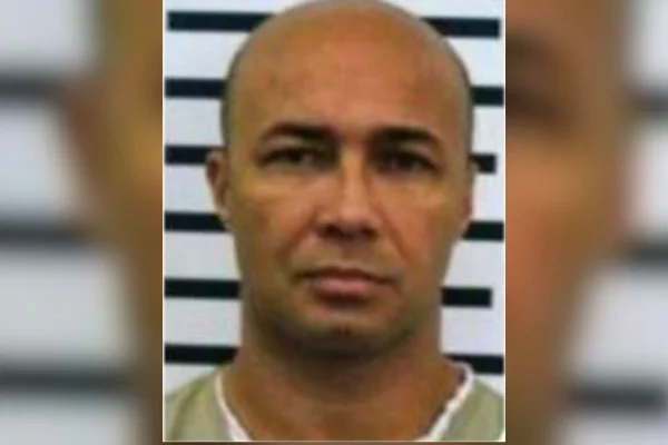 Imagem colorida de Rê, ele é um homem pardo e careca - Metrópoles